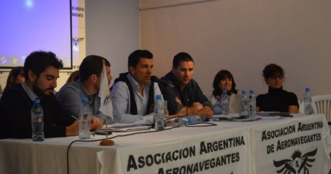 En medio del conflicto con los pilotos, Aerolíneas cerró paritarias con aeronavegantes En medio del conflicto con los pilotos, Aerolíneas cerró paritarias con aeronavegantes
