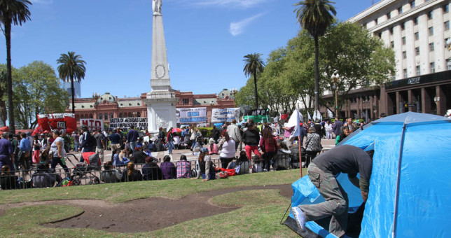 Organizaciones sociales acampan para reclamar trabajo digno