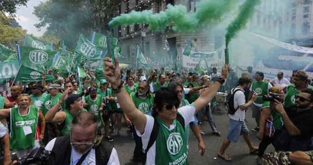 Estatales, docentes y médicos, paran y presionan por un paro general Estatales, docentes y médicos, paran y presionan por un paro general