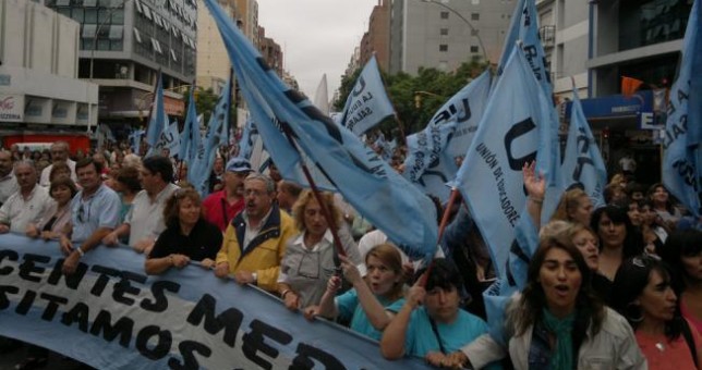 Paran y movilizan los docentes cordobeses por reapertura de paritarias Paran y movilizan los docentes cordobeses por reapertura de paritarias