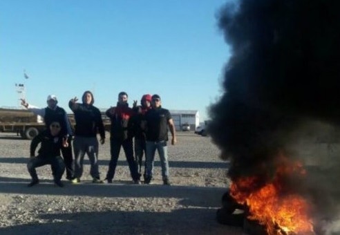 Petroleros bloquearon YPF por 68 despidos Petroleros bloquearon YPF por 68 despidos