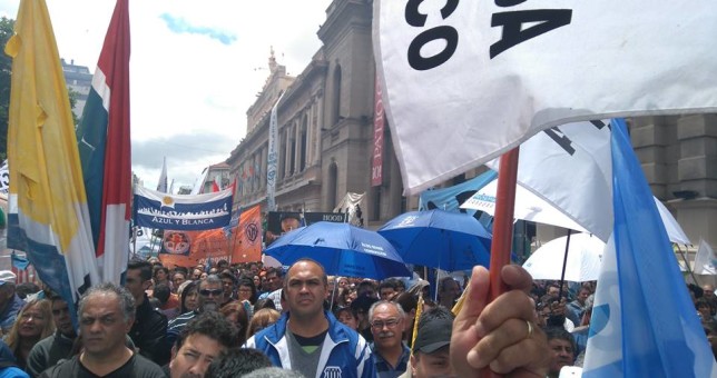 Gremios cordobeses marcharon en unidad contra el ajuste de Schiaretti y Macri Gremios cordobeses marcharon en unidad contra el ajuste de Schiaretti y Macri
