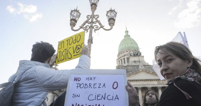 Masiva movilización de científicos y estudiantes contra el ajuste en Ciencia Masiva movilización de científicos y estudiantes contra el ajuste en Ciencia