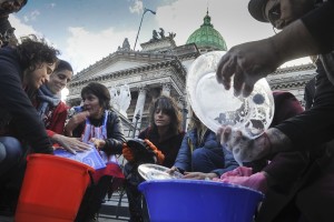 telam 27/10/2016 Buenos Aires: Estudiantes universitarios nucleados en las federaciones de 10 universidades nacionales junto a docentes enrolados en CONADU y CONADU H, científicos y universitarios autoconvocados, realizan una protesta frente al Congreso Nacional contra el recorte en el presupuesto en ciencia y tecnología. Al mismo tiempo esta sesionando la comisión de presupuesto de Diputados. Foto: Victor Carreira/telam/aa