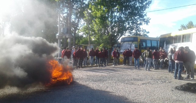 Por despidos y persecución gremial, paralizaron el acceso a La Plata Por despidos y persecución gremial, paralizaron el acceso a La Plata