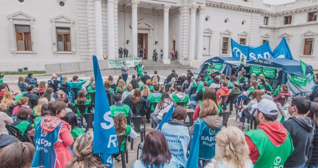 Carpa blanca para que frenen los despidos de docentes en Santa Fe Carpa blanca para que frenen los despidos de docentes en Santa Fe