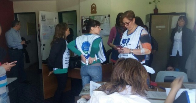 Docentes rionegrinos toman el Ministerio por descuentos generalizados en sus salarios Docentes rionegrinos toman el Ministerio por descuentos generalizados en sus salarios