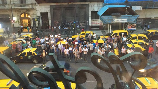 Taxistas vuelven a marchar para repudiar a Uber