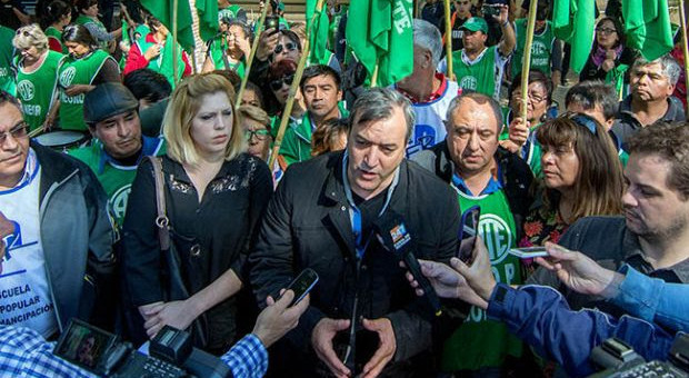 Criminalización de la protesta: La justicia ordenó la captura del titular y otros dirigentes de ATE Río Negro Criminalización de la protesta: La justicia ordenó la captura del titular y otros dirigentes de ATE Río Negro