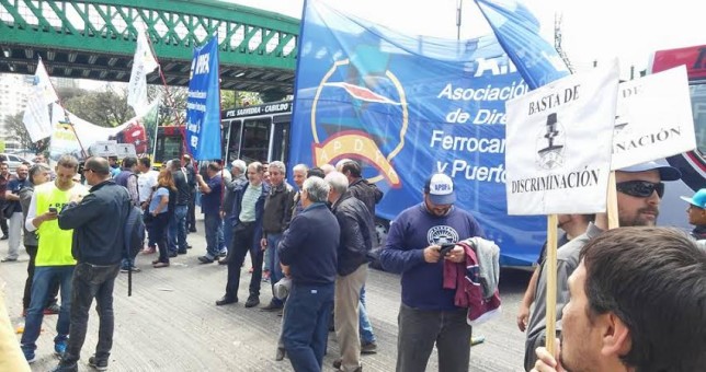 Por la incertidumbre en Ferrobaires, amenazan con paralizar los trenes mañana