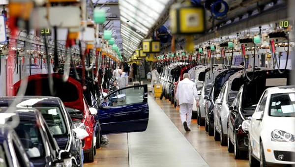 Este año se fabricarán 100 mil autos menos y hay temor por despidos masivos Este año se fabricarán 100 mil autos menos y hay temor por despidos masivos