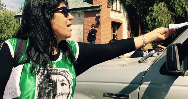 Estatales neuquinos volantearon en las rutas para reclamar un bono de fin de año Estatales neuquinos volantearon en las rutas para reclamar un bono de fin de año