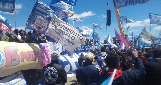 “La única manera de tener un futuro para nuestros hijos, es peleando por los puestos de trabajo” “La única manera de tener un futuro para nuestros hijos, es peleando por los puestos de trabajo”