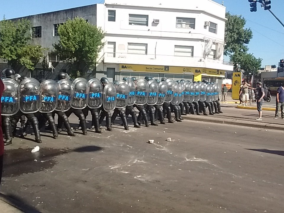 Reprimieron e intentaron desalojar a los trabajadores de AGR-Clarín