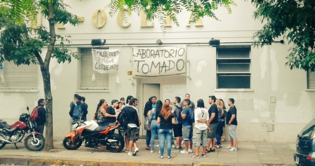 Con 6 meses de deuda salarial, sigue ocupada la planta del laboratorio Roux-Ocefa Con 6 meses de deuda salarial, sigue ocupada la planta del laboratorio Roux-Ocefa