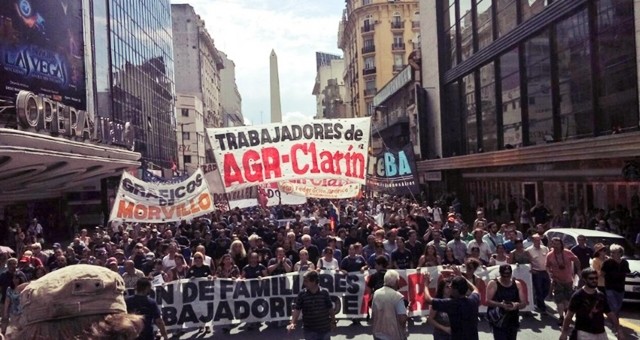 Los gráficos vuelven a marchar a Plaza de Mayo contra los 380 despidos en AGR-Clarín Los gráficos vuelven a marchar a Plaza de Mayo contra los 380 despidos en AGR-Clarín