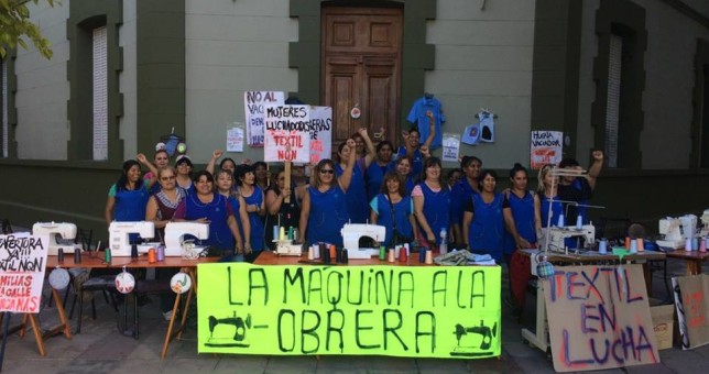 “Maquinazo” de las obreras de la Textil Neuquén para recuperar sus empleos “Maquinazo” de las obreras de la Textil Neuquén para recuperar sus empleos