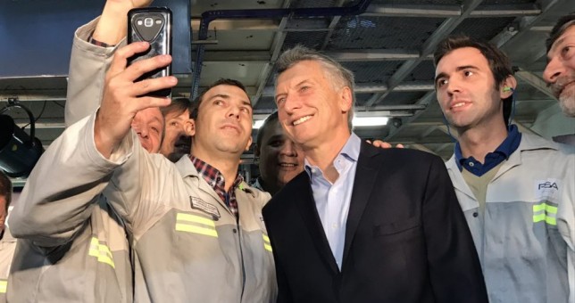 Insólito: mientras Macri visitaba Peugeot, la empresa despedía 70 trabajadores Insólito: mientras Macri visitaba Peugeot, la empresa despedía 70 trabajadores