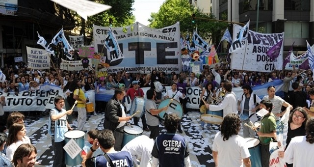 Con las paritarias estancadas, clase pública de los docentes porteños frente al Cabildo Con las paritarias estancadas, clase pública de los docentes porteños frente al Cabildo