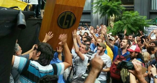 El relato de un obrero que copó el palco de la CGT: “Fue un acto de justicia” El relato de un obrero que copó el palco de la CGT: “Fue un acto de justicia”