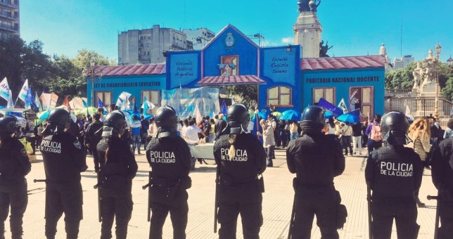 Amenazante, la policía rodeó a los docentes en la Escuela Itinerante Amenazante, la policía rodeó a los docentes en la Escuela Itinerante