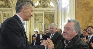 Barrionuevo dice que perdieron 25 mil empleos, pero llena de elogios a Macri