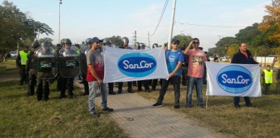 Trabajadores de SanCor quisieron acercarse a Macri pero la policía los apartó Trabajadores de SanCor quisieron acercarse a Macri pero la policía los apartó
