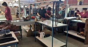 Crisis: retiros voluntarios y reducción de salarios en fábrica de calzado