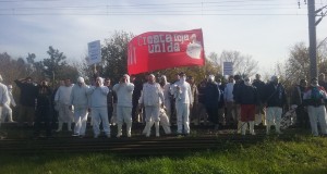 Tras un año de promesas incumplidas, trabajadores de Cresta Roja escracharon a Vidal