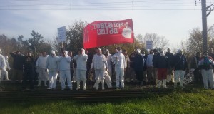 Tras un año de promesas incumplidas, trabajadores de Cresta Roja escracharon a Vidal Tras un año de promesas incumplidas, trabajadores de Cresta Roja escracharon a Vidal