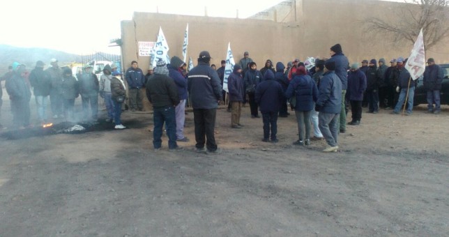 Municipales jujeños cortaron rutas y denunciaron que cobran sueldos de 2.000 pesos Municipales jujeños cortaron rutas y denunciaron que cobran sueldos de 2.000 pesos