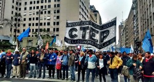 Sin acuerdo con los gremios, el Gobierno subió el salario mínimo en cuotas y por más de un año