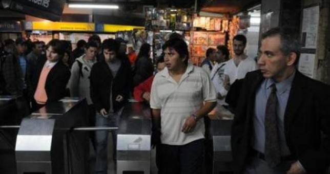 En reclamo de paritarias, trabajadores del subte levantarán molinetes En reclamo de paritarias, trabajadores del subte levantarán molinetes