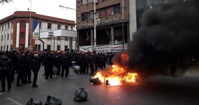“UTA Nacional le dijo a los despedidos que iban a ser reincorporados si dejaban de respaldar a los delegados” “UTA Nacional le dijo a los despedidos que iban a ser reincorporados si dejaban de respaldar a los delegados”