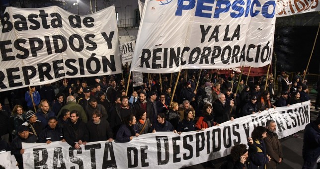 Multitudinaria movilización contra los despidos en PepsiCo Multitudinaria movilización contra los despidos en PepsiCo