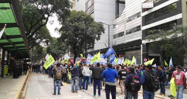 Obreros de Atucha marcharon a Trabajo y Triaca se encargó de ratificar los despidos