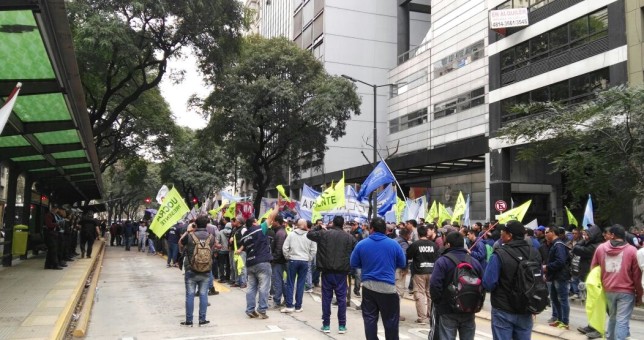 Obreros de Atucha marcharon a Trabajo y Triaca se encargó de ratificar los despidos Obreros de Atucha marcharon a Trabajo y Triaca se encargó de ratificar los despidos