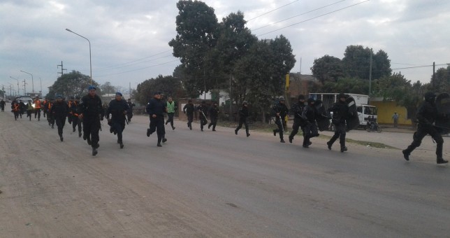 Como en la dictadura: reprimen una protesta de municipales jujeños y los encierran en el ingenio Ledesma Como en la dictadura: reprimen una protesta de municipales jujeños y los encierran en el ingenio Ledesma