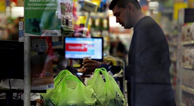 Denuncian al menos 400 despidos luego de que se prohibieran las bolsas plásticas en la Ciudad Denuncian al menos 400 despidos luego de que se prohibieran las bolsas plásticas en la Ciudad