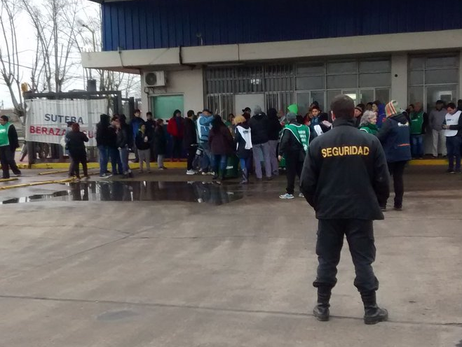 Despidos, protesta y retiros voluntarios en Tabacalera Argentina