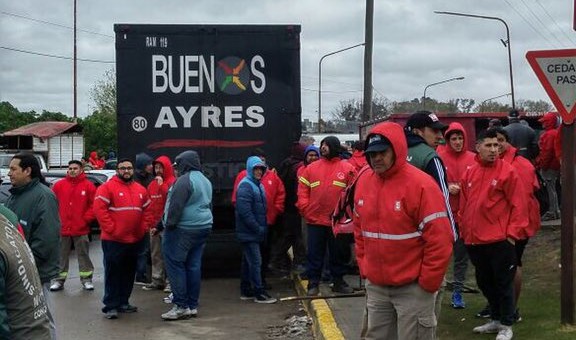 Crece el conflicto entre Camioneros y las distribuidoras de bebidas Crece el conflicto entre Camioneros y las distribuidoras de bebidas