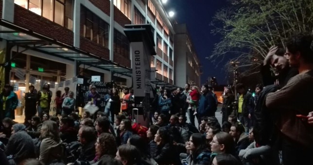 Científicos pasaron la noche en el Ministerio de Ciencia contra los recortes en Conicet Científicos pasaron la noche en el Ministerio de Ciencia contra los recortes en Conicet
