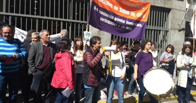 Profesionales de Servicio Social vuelven a movilizar contra la persecución sindical de Larreta Profesionales de Servicio Social vuelven a movilizar contra la persecución sindical de Larreta