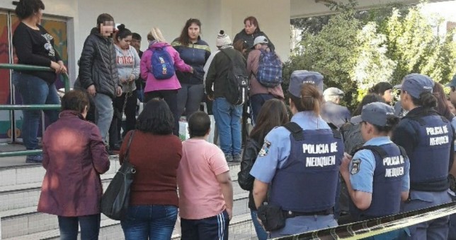 Despedidas neuquinas amenazaron con prenderse fuego en la Municipalidad Despedidas neuquinas amenazaron con prenderse fuego en la Municipalidad