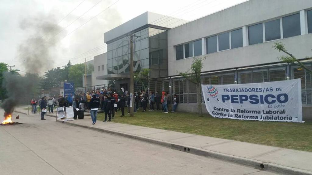 Los obreros despedidos de PepsiCo no se rinden y llevaron su reclamo a Mar del Plata