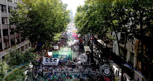 Otra plaza colmada y amenazas de cortes de rutas y con “rodear el Congreso” para que fracase la reforma laboral Otra plaza colmada y amenazas de cortes de rutas y con “rodear el Congreso” para que fracase la reforma laboral