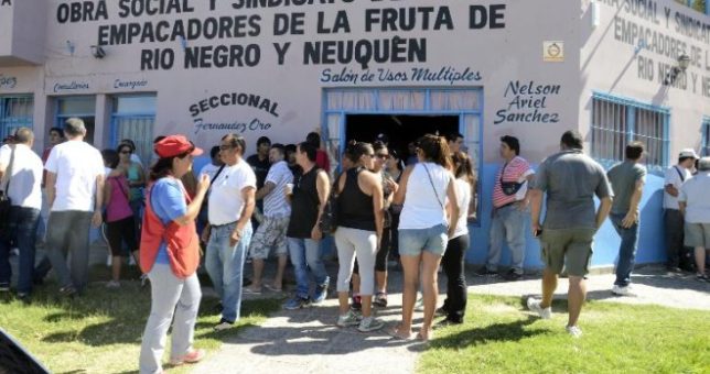 Un conflicto salarial podría paralizar la cosecha en Río Negro Un conflicto salarial podría paralizar la cosecha en Río Negro