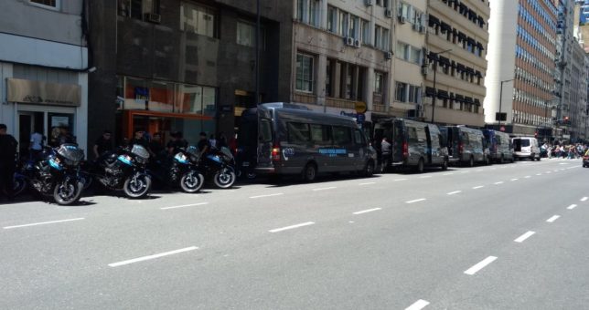Bergman copó con Infantería el Ministerio para desarticular una protesta contra los despidos Bergman copó con Infantería el Ministerio para desarticular una protesta contra los despidos