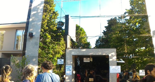 Hoy dejó de salir a la calle y los empleados piden ocuparon la redacción a la espera de respuestas
