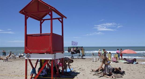 Guardavidas amenazan con dejar sin servicio a Pinamar el viernes, si no hay acuerdo salarial Guardavidas amenazan con dejar sin servicio a Pinamar el viernes, si no hay acuerdo salarial